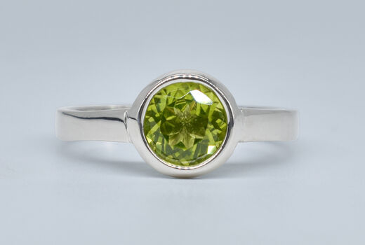 Ring 18 Kt WG Peridot