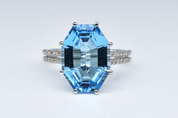 Ring 18 K blue topaze 