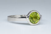 Ring 18 Kt WG Peridot